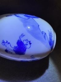 Une bo&icirc;te &agrave; th&eacute; couverte en porcelaine de Chine en bleu et blanc, Kangxi